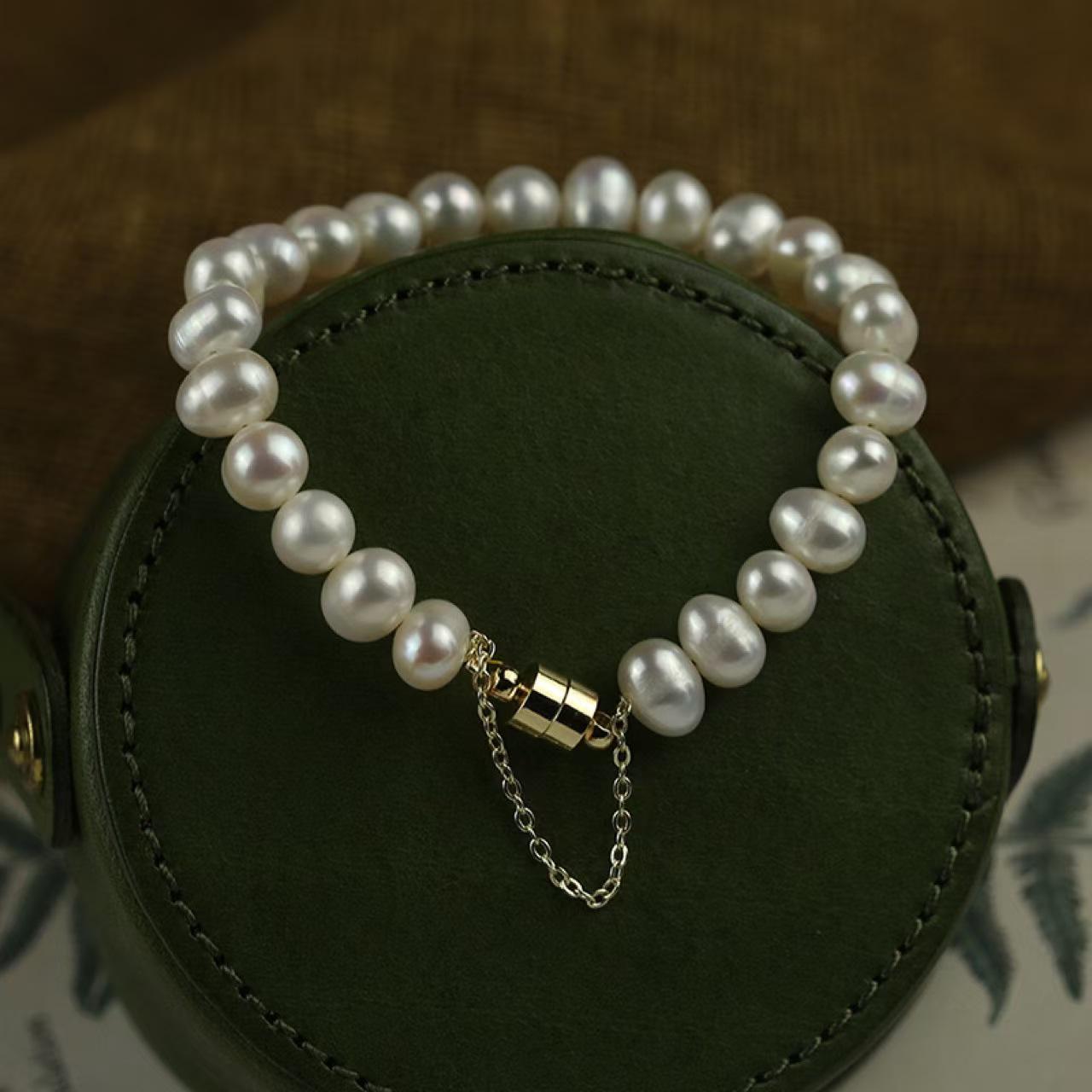 Retro Geometric Freshwater Pearl Bracelet: Elegant, Simple, European & American Court Style