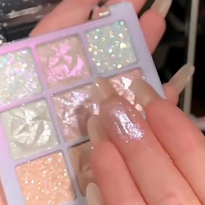9 Farben Glitzer-Schneeflocken-Lidschatten-Palette Diamant-Flash-Highlighter Aufhellender Lidschatten Glänzend Liegende Seidenraupe Wasserfest Dauerhaft Schimmerndes Augen-Makeup