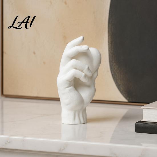 Scultura a Forma di Cuore Decorazione Mano Che Tiene Statuetta Stampata 3D Arredo Scultoreo Moderno Minimalista per Scrivania Accenti Romantici per Casa Accento per Libreria Comodino