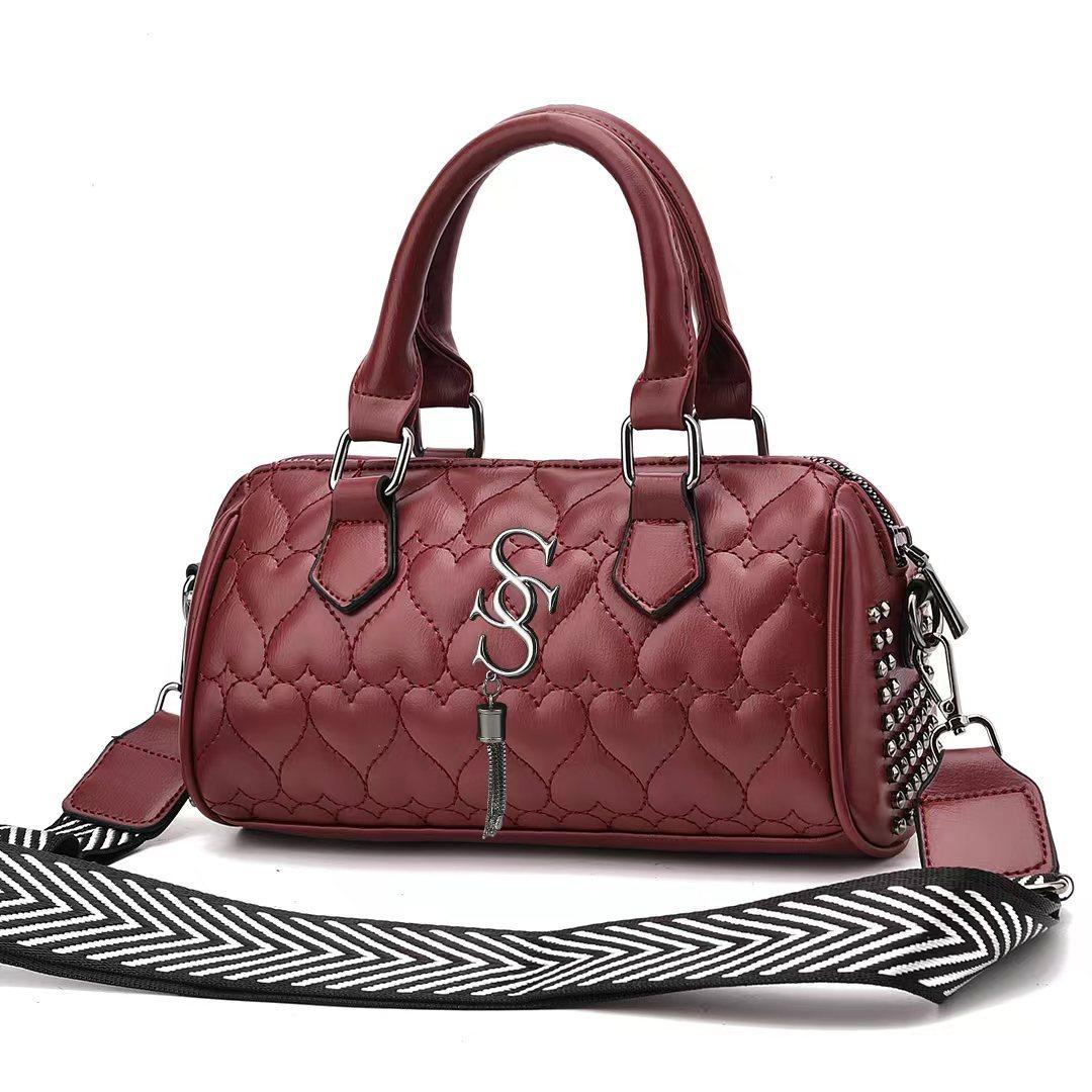 

Осенняя новая модная универсальная женская сумка с кисточками и заклепками, сумка из мягкой кожи с текстурой, женская сумка через плечо