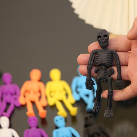 4 stk. Skeletlegetøj Lyse Farver Letvægt Lugtfri Miljøvenligt Halloween Strækbart Afstressningslegetøj til Børn