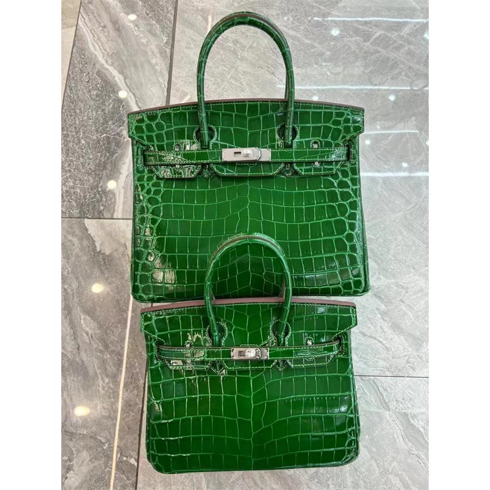 This Crocodile-patterned Cowhide Women's Bag Is a Fashionable Hand-shoulder Crossbody Bag with a Sense of Luxury and Elegance