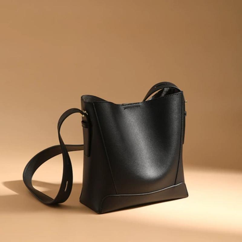 Vintage large capacity simple bucket commuting bag for girls, wide shoulder strap single shoulder bag