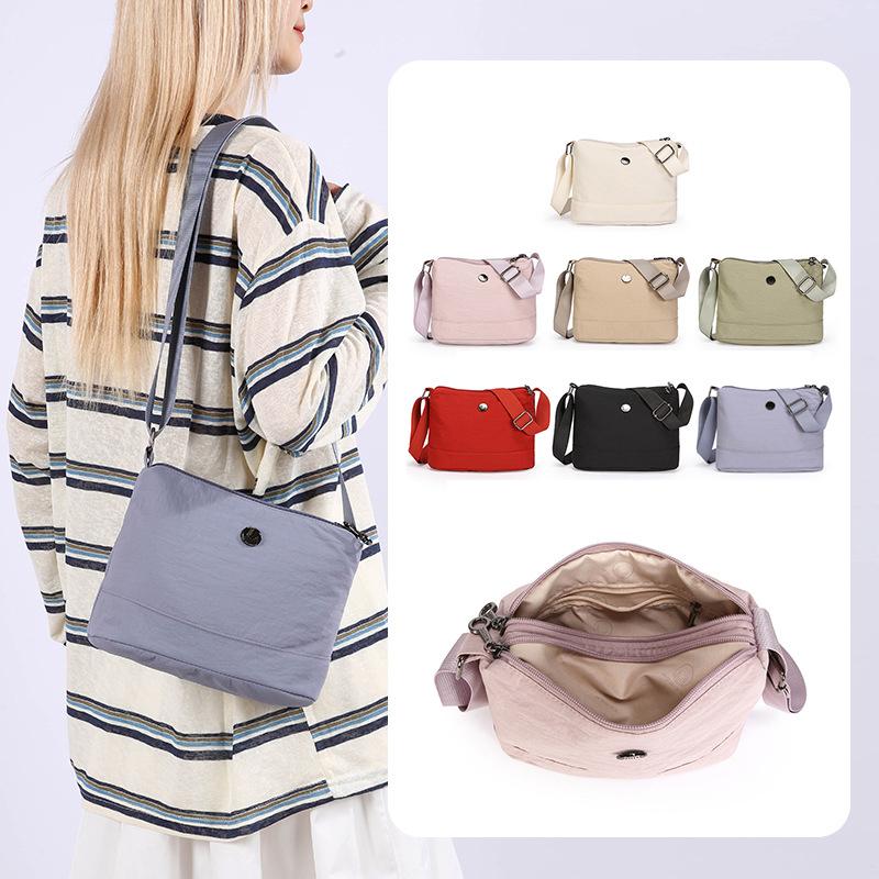 Women's Lightweight Large Capacity Shoulder Bag Commuter Crossbody Bag Middle-Aged Mother Bag