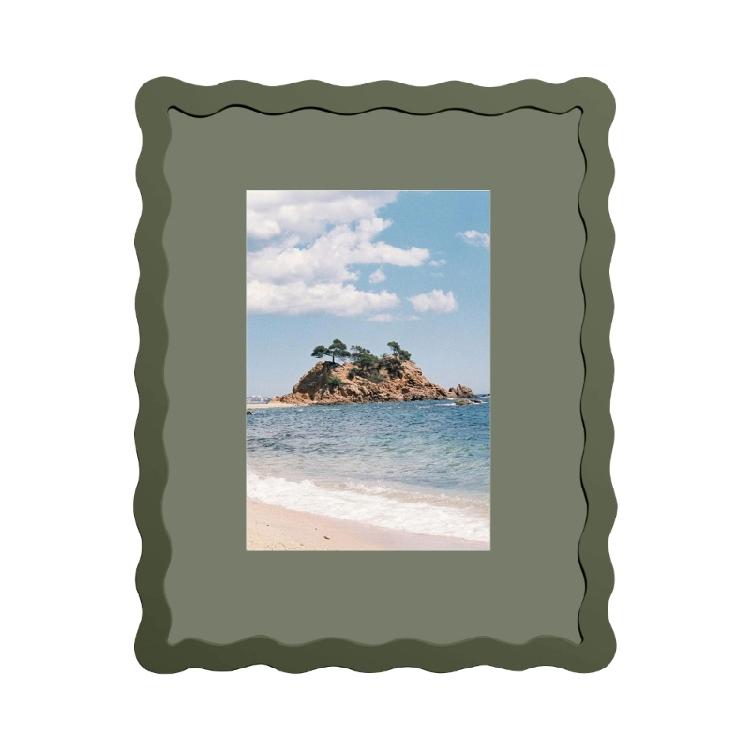 Деревянная рамка для фото 8x10 с уникальным волнистым контуром. Идеально подходит для демонстрации фотографий 5x7 в любой комнате. зелёный