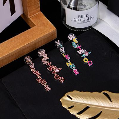 Orecchini a Bottone Asimmetrici NANA Style Vivienne Westwood con Saturno a Goccia, Smalto e Lettera in Diamante