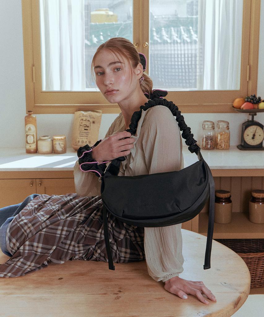 Bbyb Noi Ruffle Medium Shoulder Bag (Black)