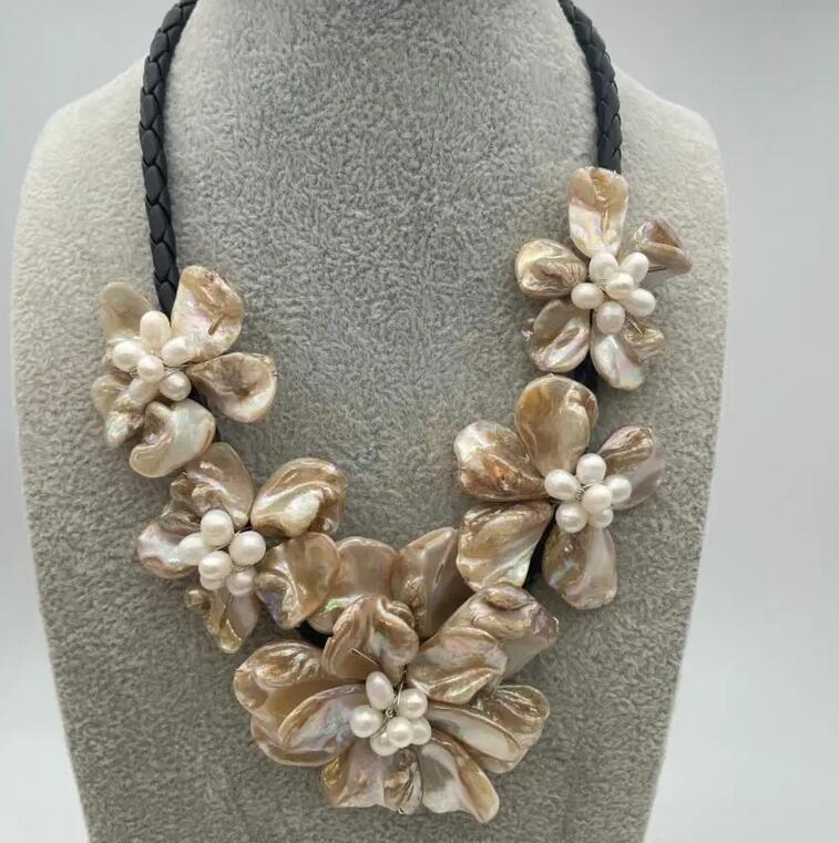 

Изысканные ювелирные изделия, красивая, горячая распродажа, новый стиль, потрясающее многоцветное кожаное ожерелье с пресноводным жемчугом, морской ракушкой и цветком