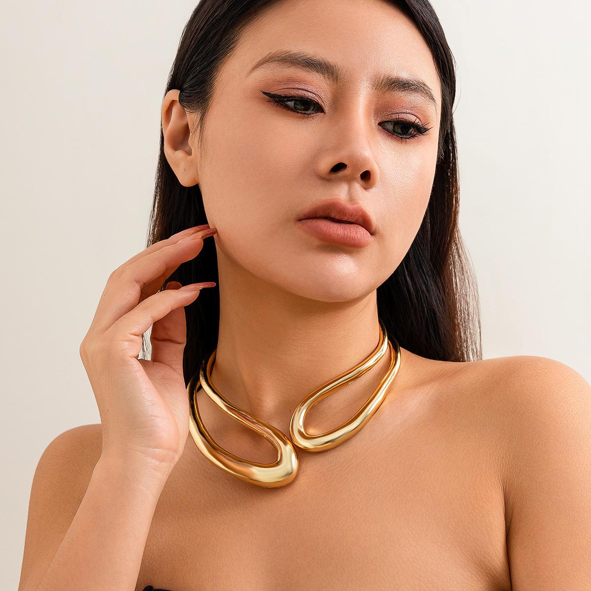 

Exaggerated Large Hollowed Out Metal Short Choker Necklace for Women Trendy Big Collar on Neck Accessories 2026 Fashion Jewelry