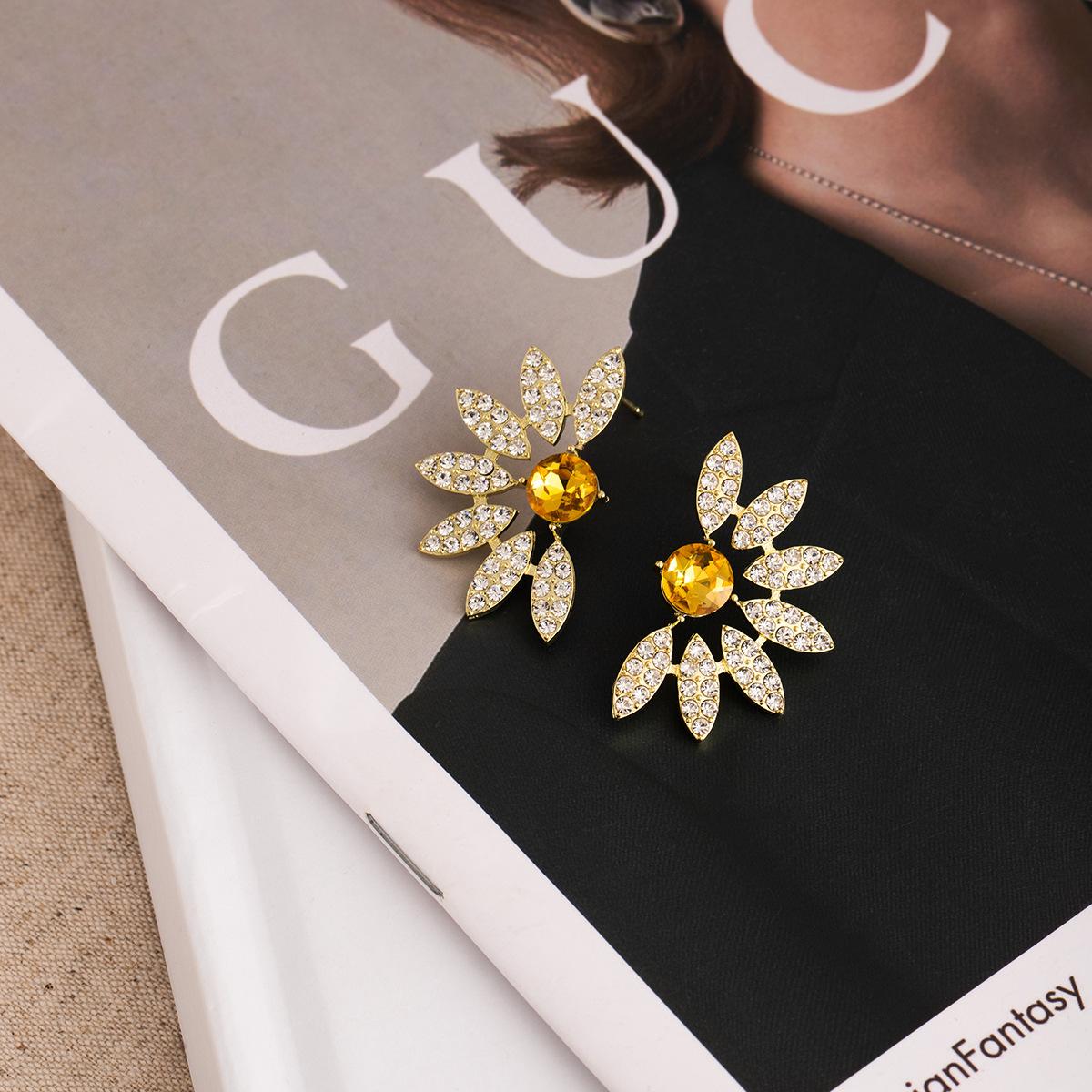 

Light Luxury Stud Earrings Are Full Of Diamonds, Cute Little Daisy Flower Earrings, Personalized High-End Earrings.