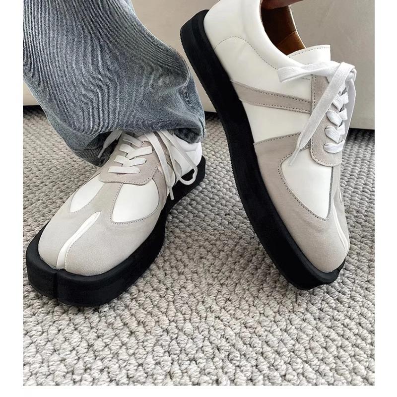 Fashion Tabi Shoes for Men Women Genuine Leather Casual Sports Shoes Lace Up Unisex Suede Low Top Shoes Niche Design Split Toe Senakers