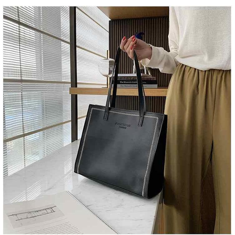 Женская однотонная большая вместительная сумка-тоут для отдыха из искусственной кожи — фото 7