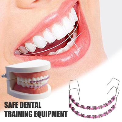 Temporäre Zahndekoration mit Metalldrähten, Brackets, kieferorthopädischen Ligaturen, Kieferorthopäden erklären Zahnmedizinstudenten, Praxis-Requisiten