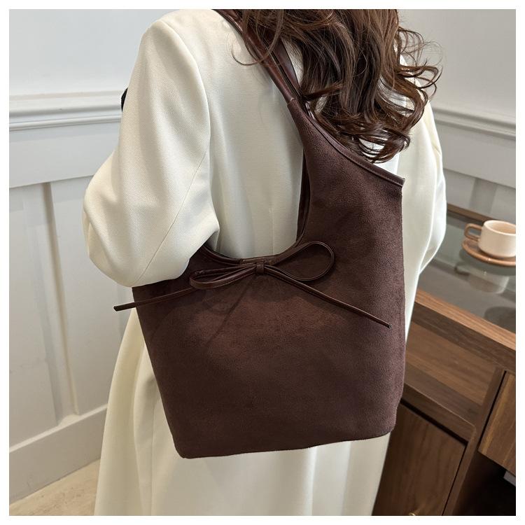 

French simple matte underarm bag women s 2025 new trendy bucket bag versatile large-capacity shoulder tote bag
