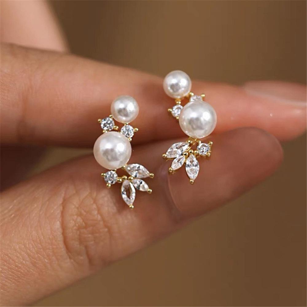 Женские серебряные маленькие серьги-гвоздики с белыми цирконами. Прекрасные свадебные серьги для женщин.