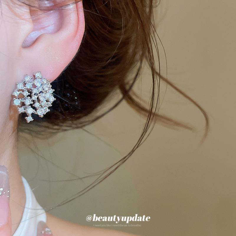 Silver Needle Super Flash Zircon Round Stud Earrings Exquisite and Unique Versatile Earrings Light Luxury High-end Temperament Fashion Earrings Women