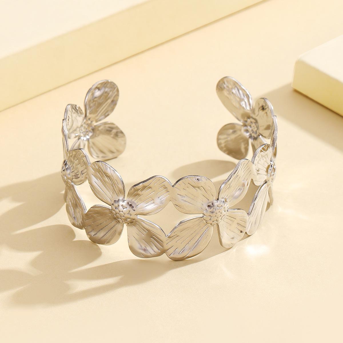 Retro 3D Flower Open Stainless Steel Bracelet - 18K Gold Plated