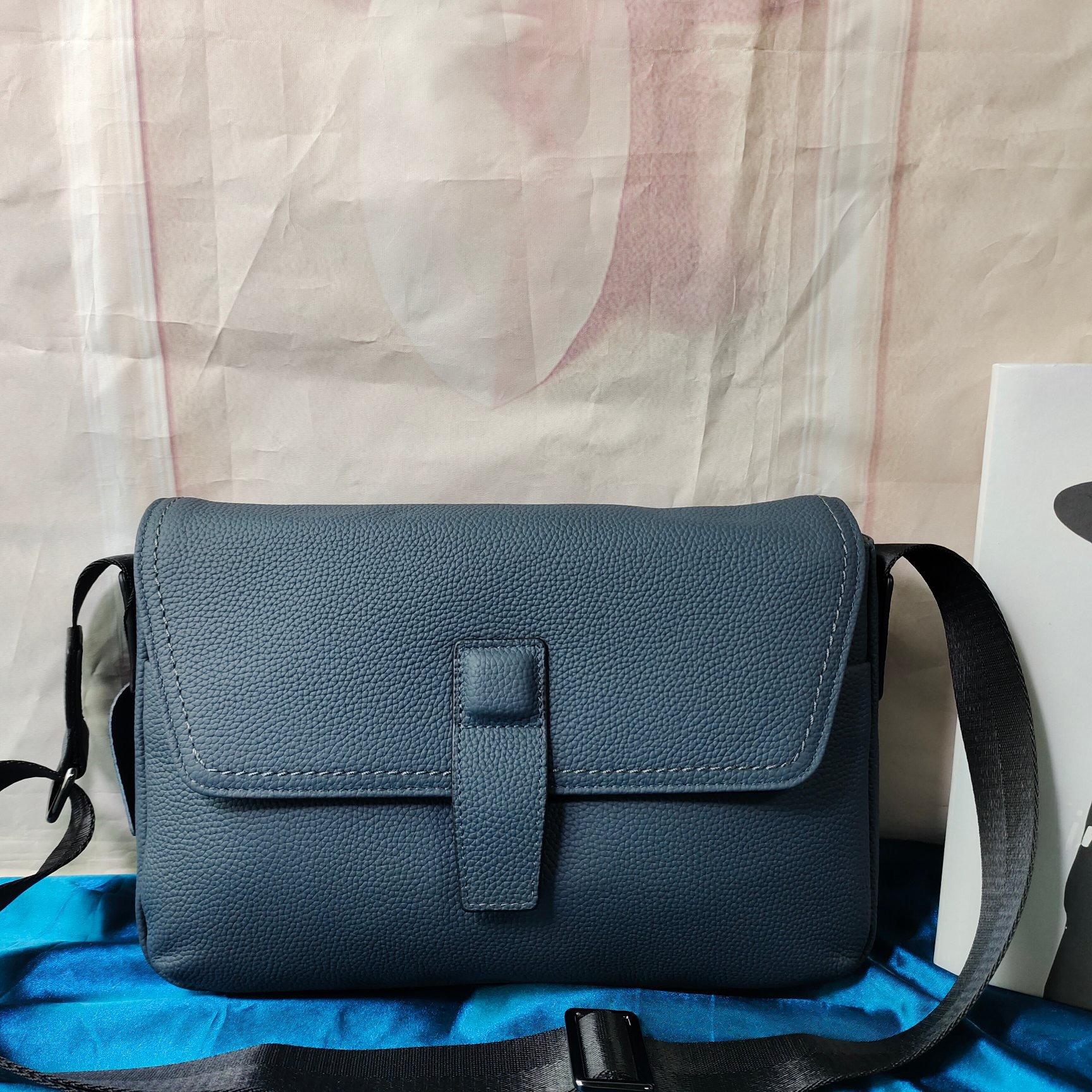 

Мужская сумка-мессенджер из натуральной кожи в стиле ретро