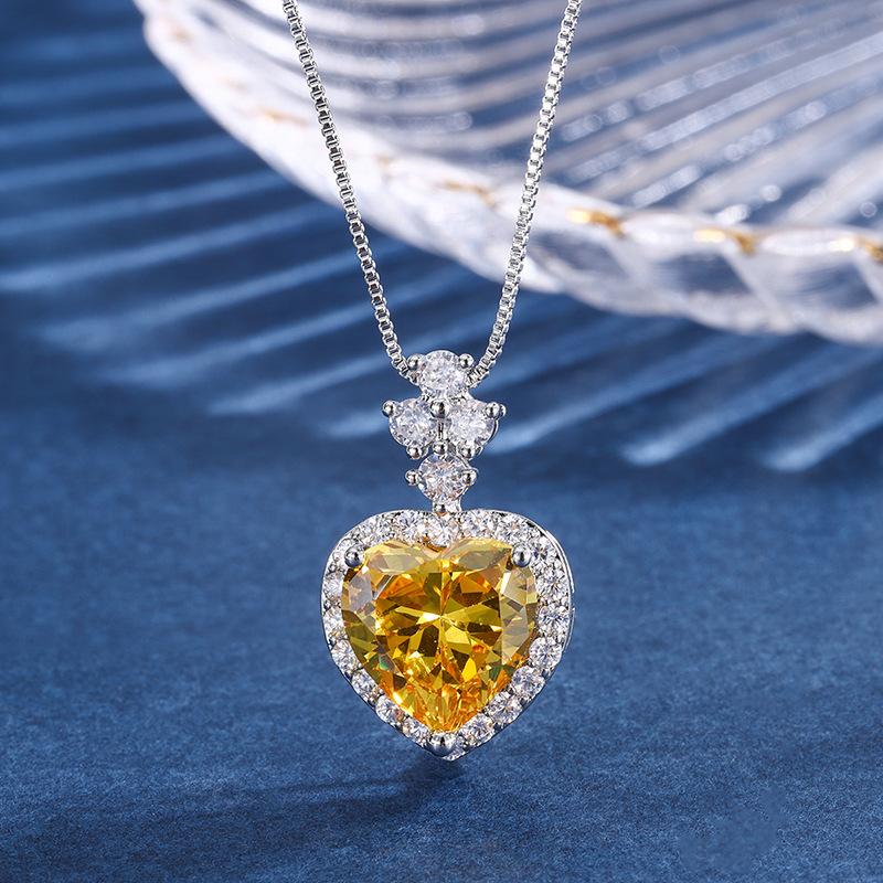 

Сет украшений из имитации желтого бриллианта цвета Net color treasure , серьги-гвоздики, основной камень 8*12, подвеска на цепочке 10*14