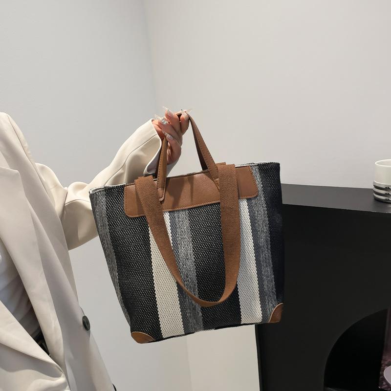 2025 New Fashion Cute Niche Personalized Shoulder Bag Women's Foreign Versatile Casual Large-capacity Handbag