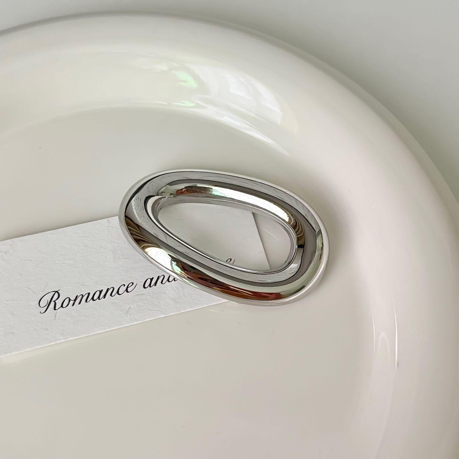 

Необычная брошь в форме буквы О из титановой стали: Смелый, элегантный дизайн для роскошного вида