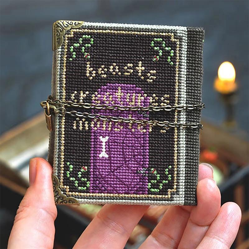 Book Of Shadows Halloween Stitch Along Kit Materiál Balení Gothic Crossing Stitched Book Halloweenská vyšívací sada pro dospělé
