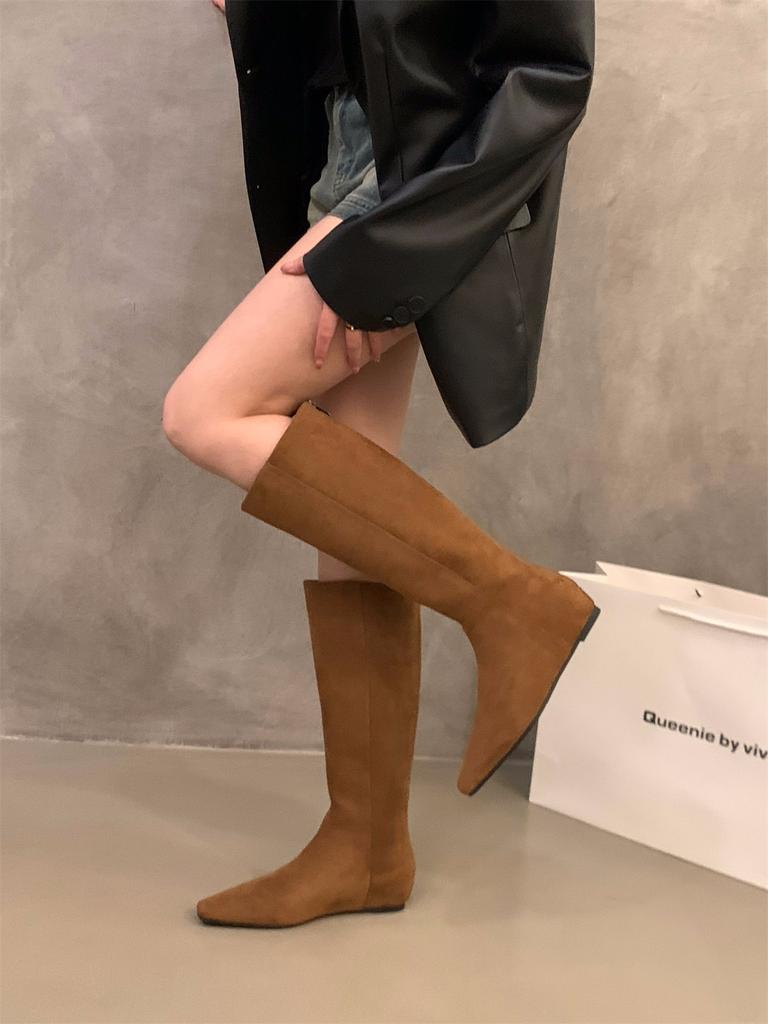 Wewnętrzne podwyższenie szpiczaste zamszowe cienkie buty do połowy łydki damskie buty 2025 jesień i zima aksamitne brązowe buty rycerskie