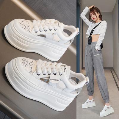Herbst 2025 neue dicksohlige Sandalen mit niedrigem Schaft aus weichem Leder mit Hohlmuster, vielseitige lässige Mode, 8 cm Schnürschuhe, weiße Schuhe