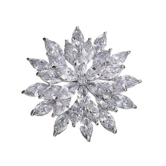Raffinata Spilla Fiocco di Neve in Zircone - Spilla Fiore di Lusso di Alta Gamma per Donna.