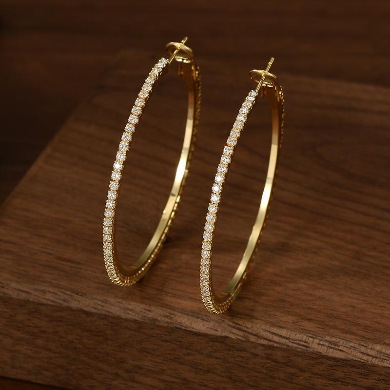 

Серьги-кольца с микро-инкрустацией цирконами: Высококлассный европейский и американский стиль с дерзким, персонализированным колоритом