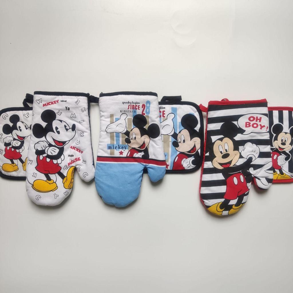 Mickey Mouse Cartoon Heat-Resistant Baking Set: Cute 2-Piece with Gloves & Coaster
