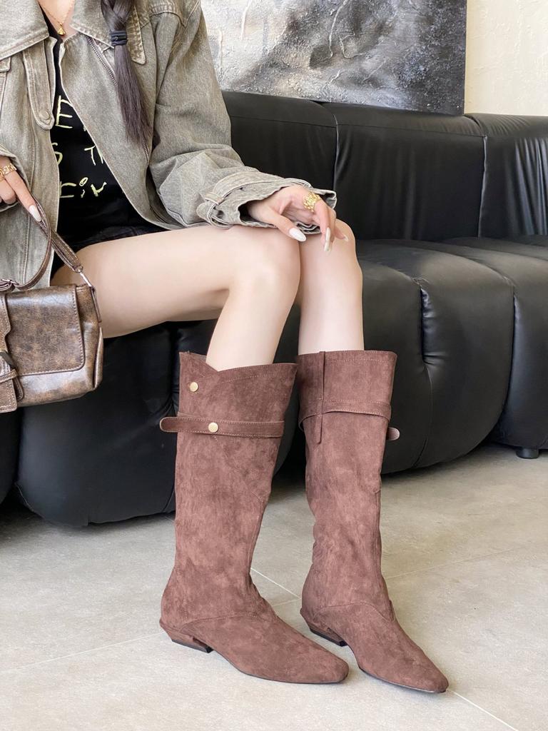 2025 Herbst und Winter neue europäische und amerikanische spitze Zehen dicker Absatz kurzer Absatz Temperament französische Mode sexy Wildleder Gürtelschnalle Stiefel