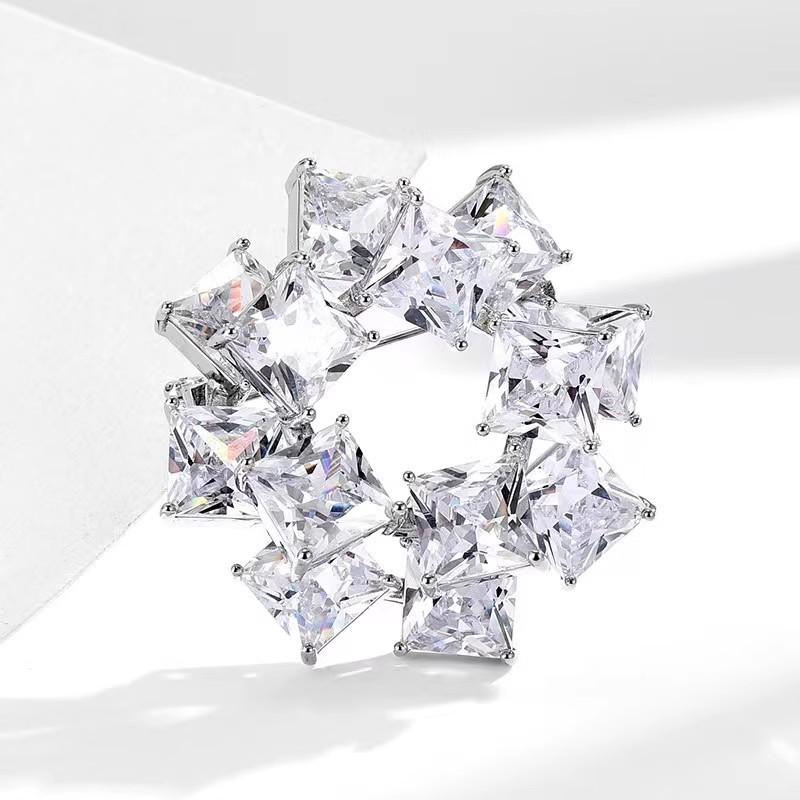 

Простая двухслойная геометрическая брошь, Изысканная хрустальная брошь высокого класса для женщин, Роскошная брошь с чувством дизайна белый/серебряный