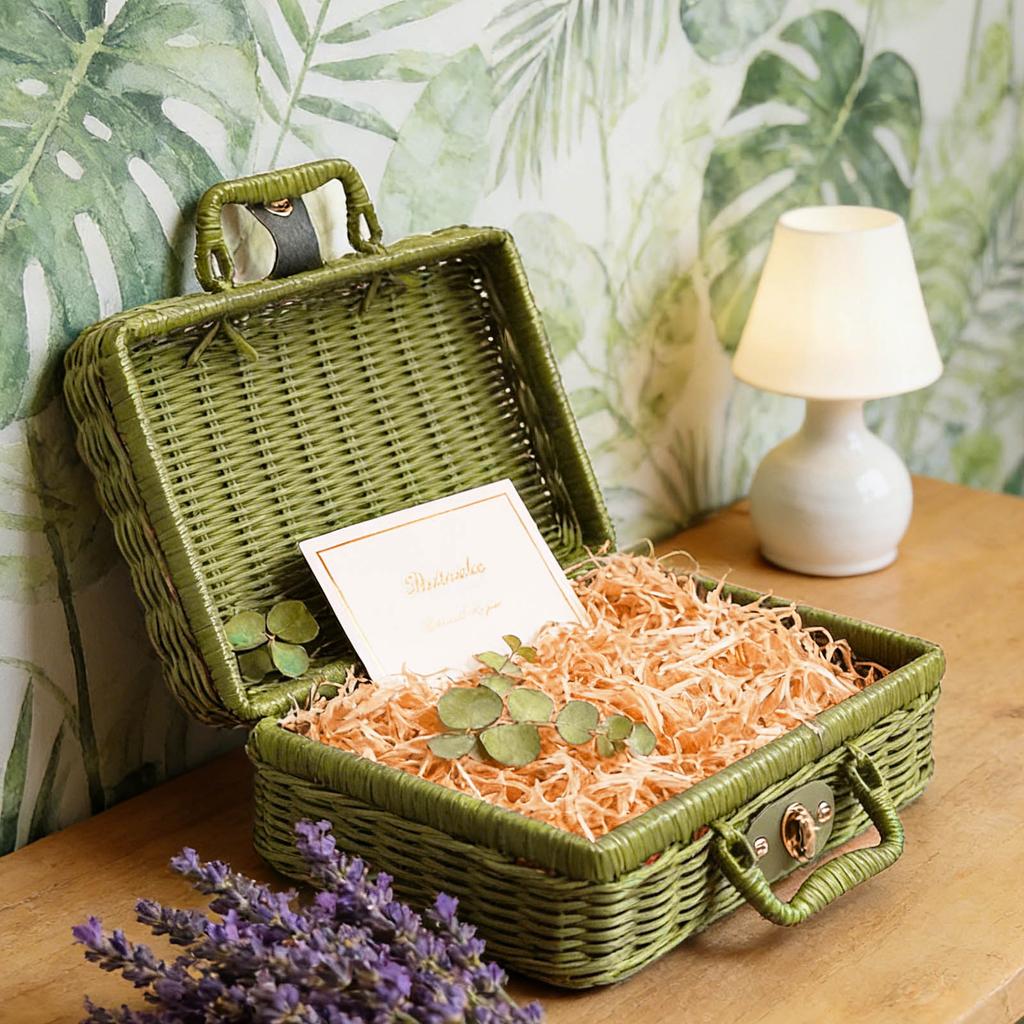 Deze koffer van kunststof met rotan frame is perfect voor picknicks, Pasen, het opbergen van spullen en andere gelegenheden.