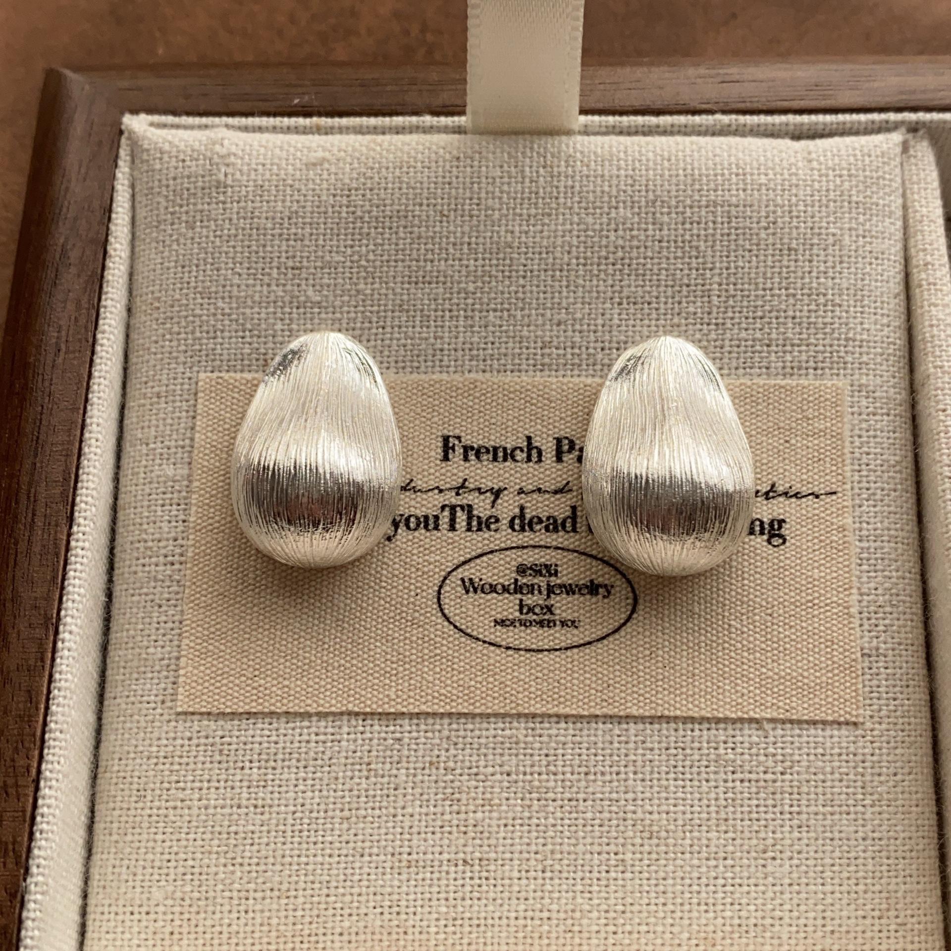 Ancient silver three-dimensional water drop stud earrings, unique brushed craft earrings, cold fashion, advanced sense, commuting daily earrings