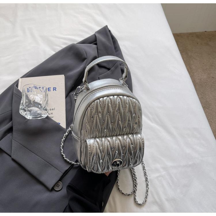 

Простой повседневный мини-рюкзак Xiaoxiangfeng с ромбовидной цепочкой, женский, лето 2025, новый, универсальный рюкзак для поездок на работу серебряный