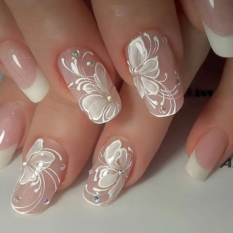

Trendy White French Flower Rhinestone False Nail Set with Glitter