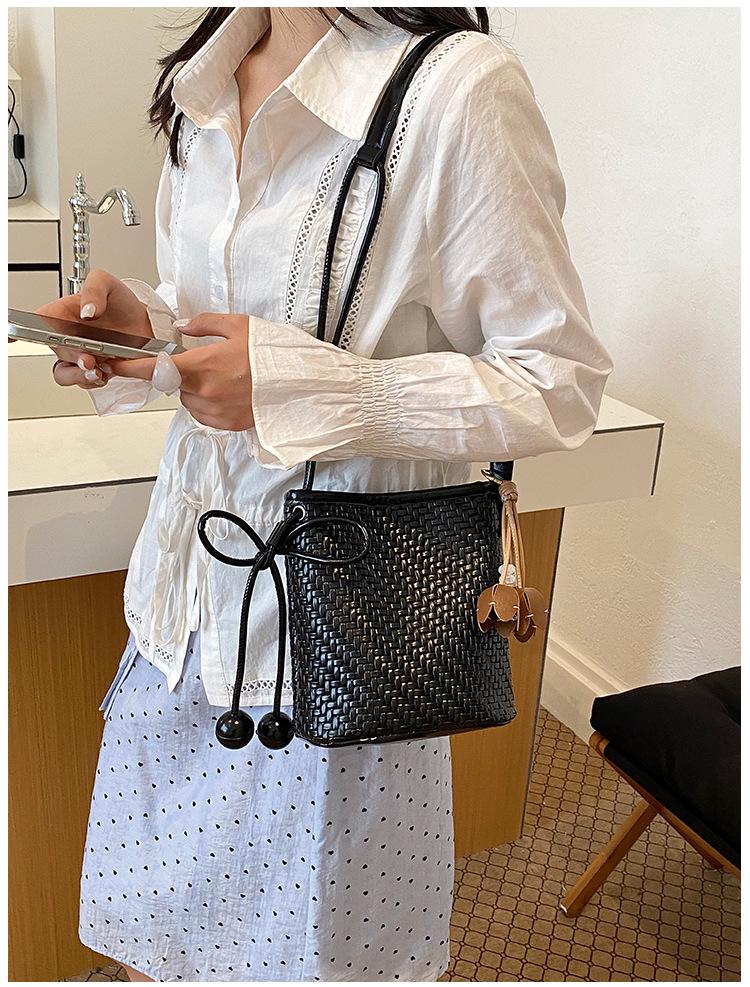2026 Summer Women's Fashion Single Shoulder Crossbody Bucket Bag - PU Woven Texture, Phone Holder, Ideal for Vacation