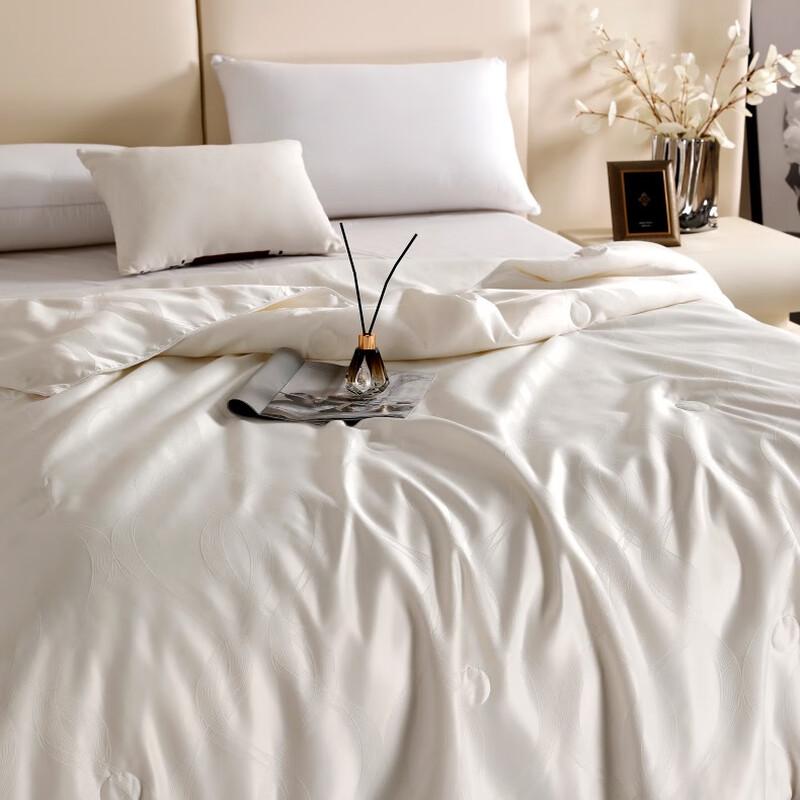 Fang Wang Elegant Satin Jacquard All-Season Polyester Quilt