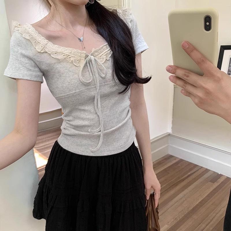 Tricou de damă slim-fit cu bordură din dantelă - Colecția Vară 2025