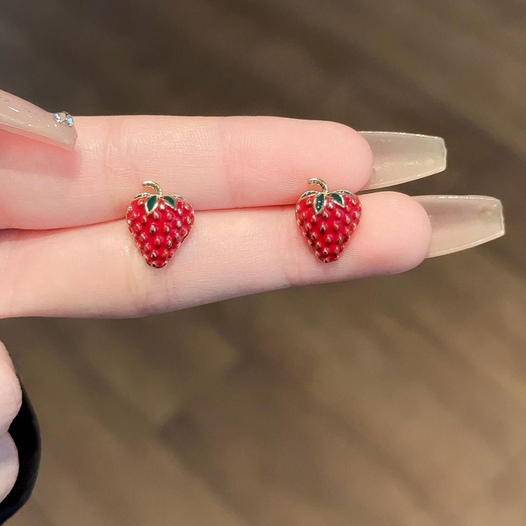 2 fashionable and cute small strawberry earrings for women's daily wear and travel accessories