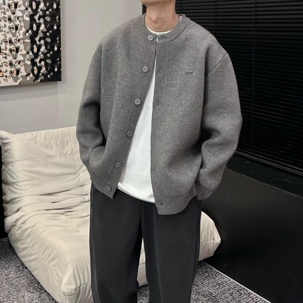 Herbst 2024 Unisex Strickjacke mit lockerem Schnitt und Baseballkragen.