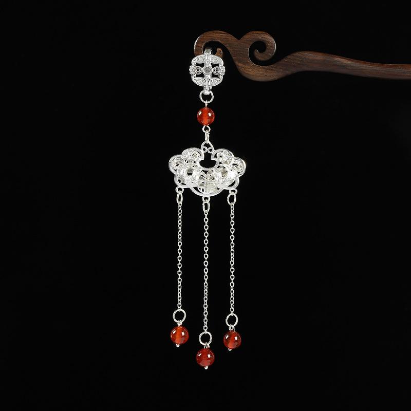 

Retro Chinese cheongsam press placket pendant silver lock tassel high-end temperament women s antique Hanfu exquisite accessories pendant