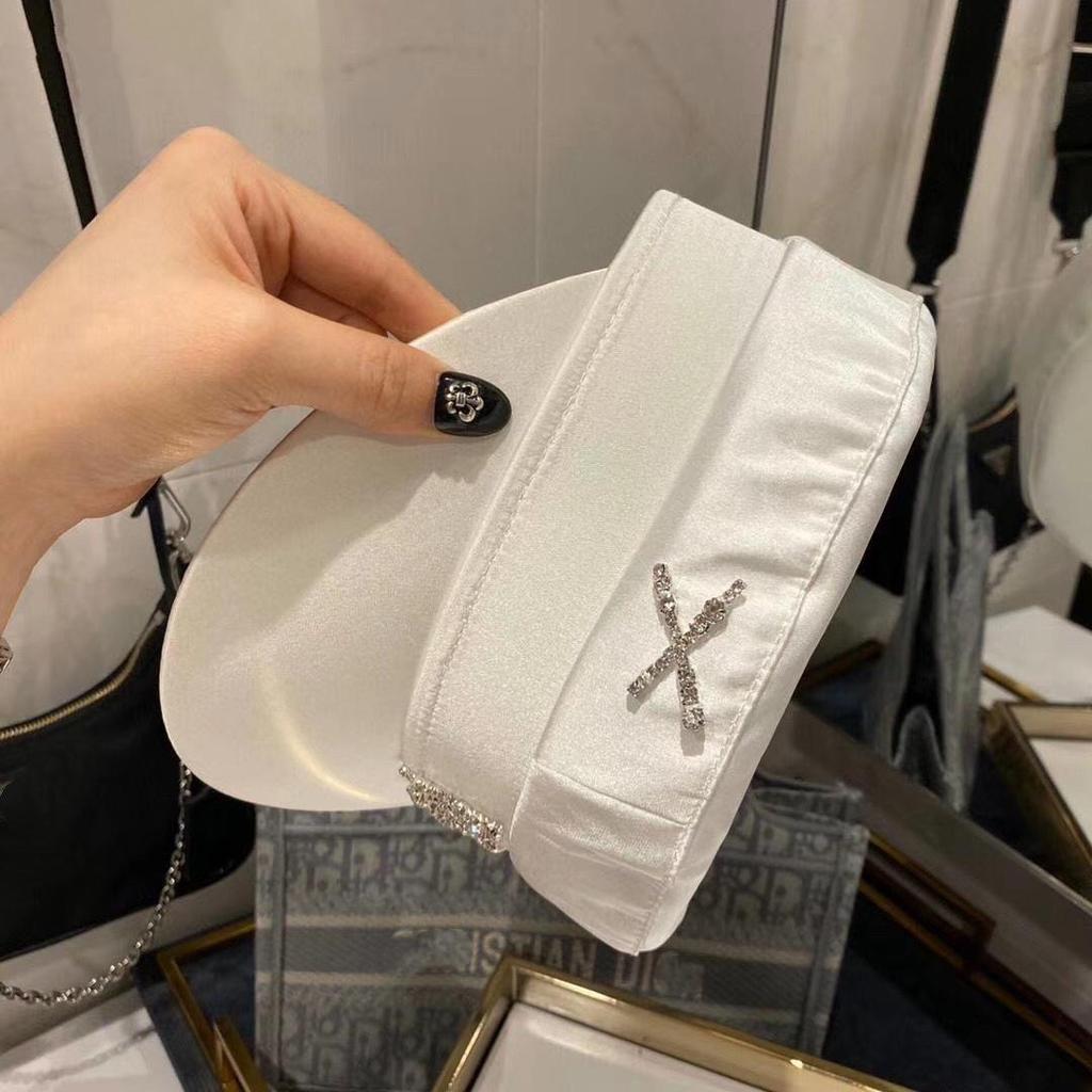 Beret satynowy w kolorze granatowym z cyrkoniowym napisem - Modna, oddychająca czapka gazeciarza