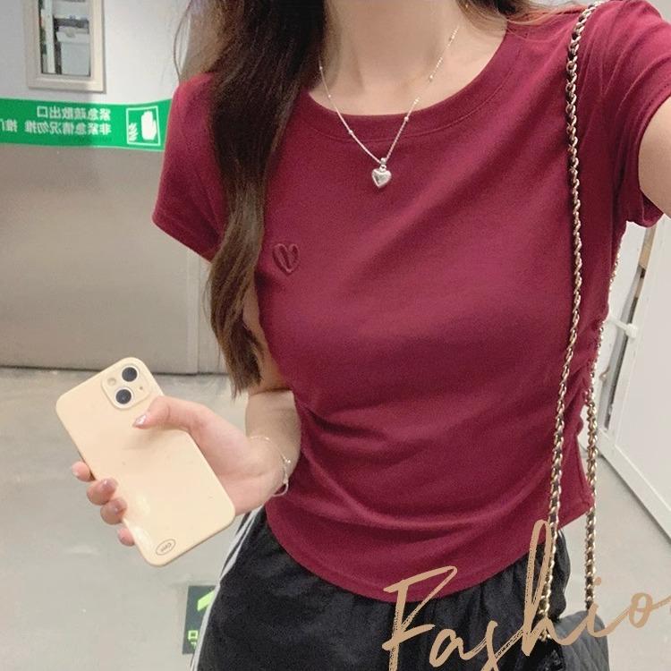 Bordowy T-shirt damski z haftem na ramionach, krótki, odsłaniający pępek, prześwitujący, plisowany, dopasowany, niszowy, letni, z okrągłym dekoltem i krótkim rękawem