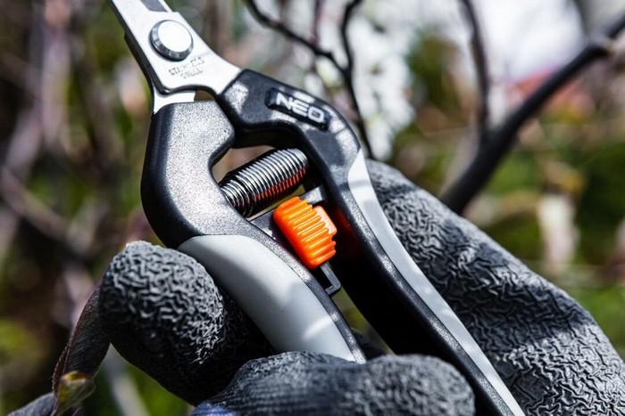 Pruning shears for young shoots 185mm, range up to 6mm. - T N15-207