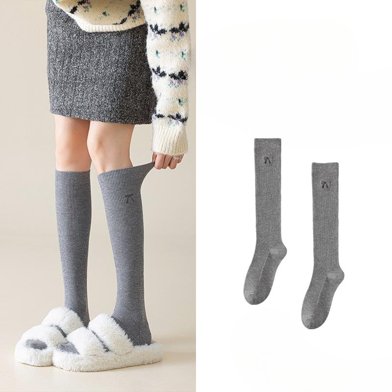 

Female Spring and Autumn Fashion New Solid Color Embroidery Calf Pile Pile Cotton Socks 1 pair
