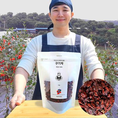 Upright Young Man Dried Goji Berries Washed and Dried Tea Hat Dried