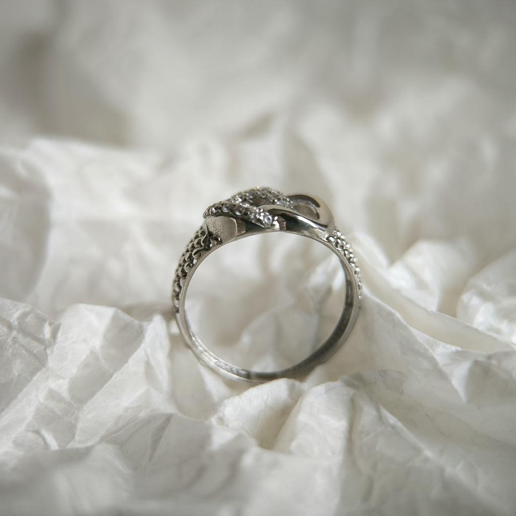 Серебряное кольцо с фианитами, вес изделия 1,83 гр (2209386)