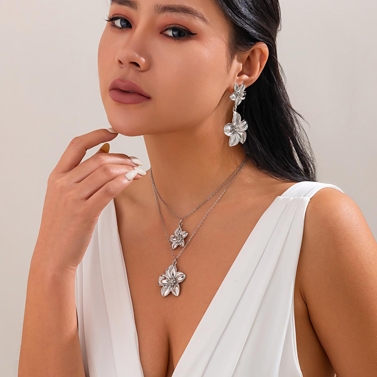 

Дизайнерский комплект из ожерелья с подвеской в виде цветка и серег, французская двойная сплавная цепочка для ключицы, ювелирный комплект, эксклюзивная индивидуальность, преувеличенный тренд